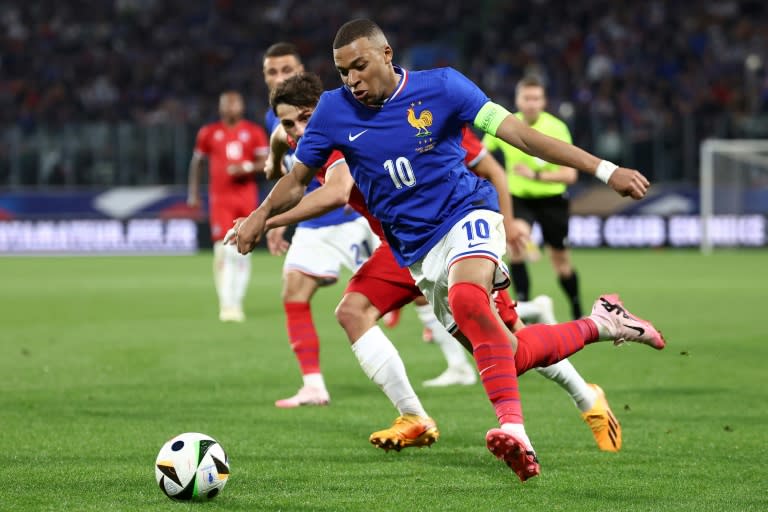 El delantero francés Kylian Mbappé en acción durante el partido amistoso contra Luxemburgo disputado en el estadio de Metz (este de Francia), el 5 de junio de 2024 (FRANCK FIFE)