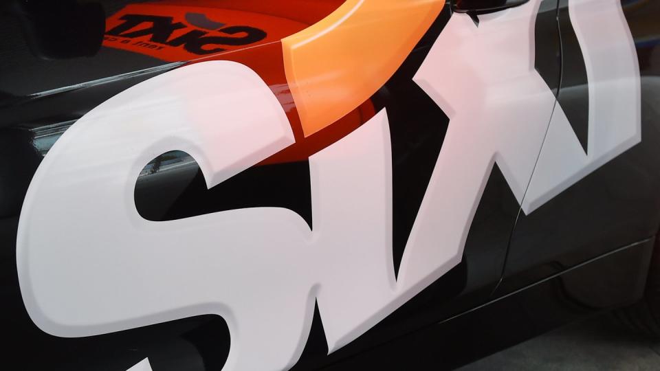 Das Logo des Autovermieters Sixt SE an einer Autotür.