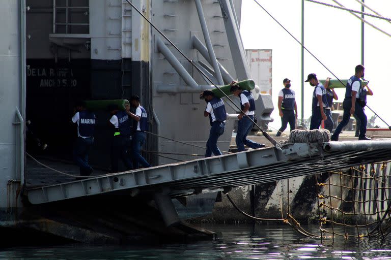 Cargamento de tanques de oxígeno en México, para ser enviados a Cuba