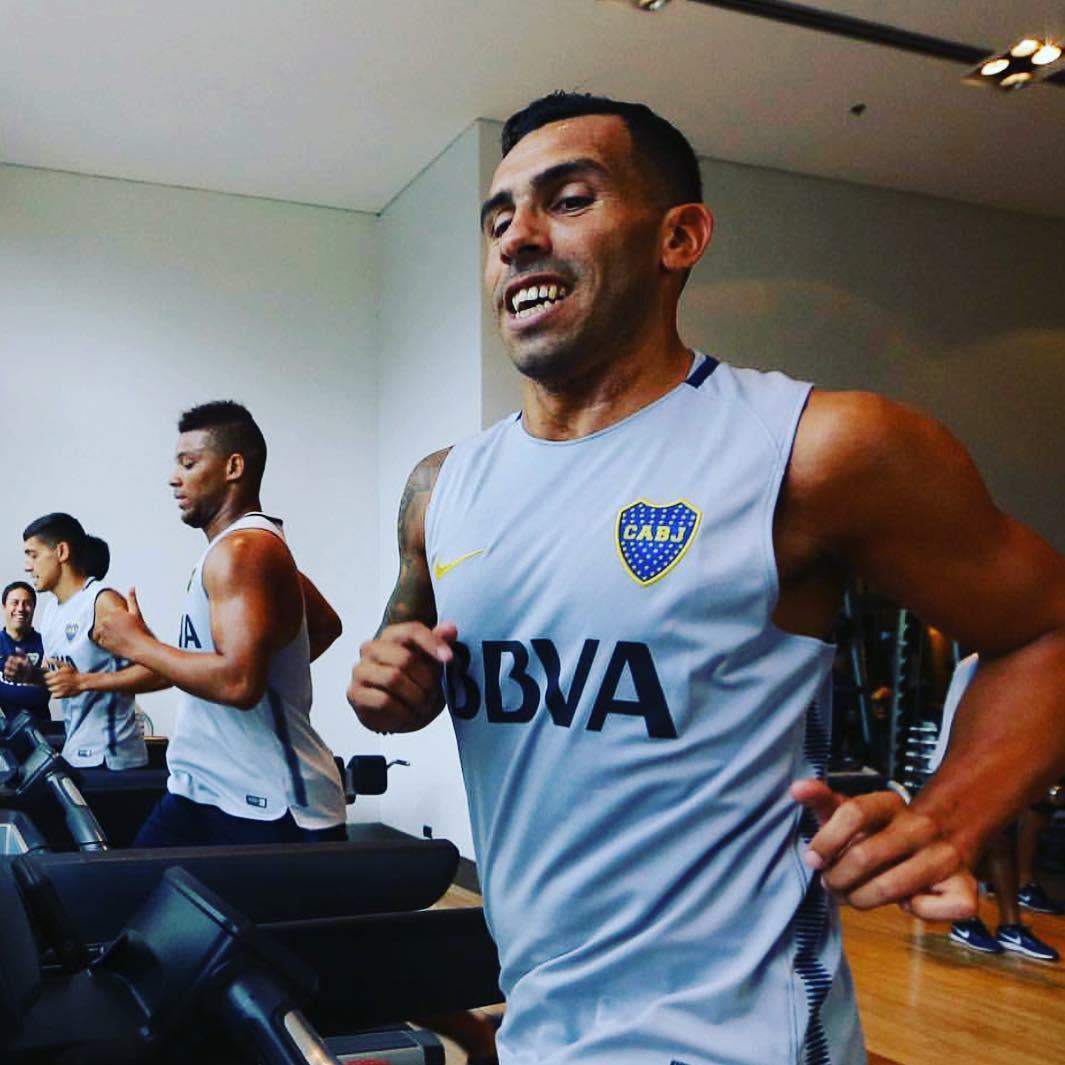 El jugador Carlos Tévez anda muy emocionado con su serie de TV. <a href="https://www.instagram.com/tevezoficial/?hl=en" rel="nofollow noopener" target="_blank" data-ylk="slk:Foto: Carlos Tévez/Instagram;elm:context_link;itc:0;sec:content-canvas" class="link ">Foto: Carlos Tévez/Instagram</a>