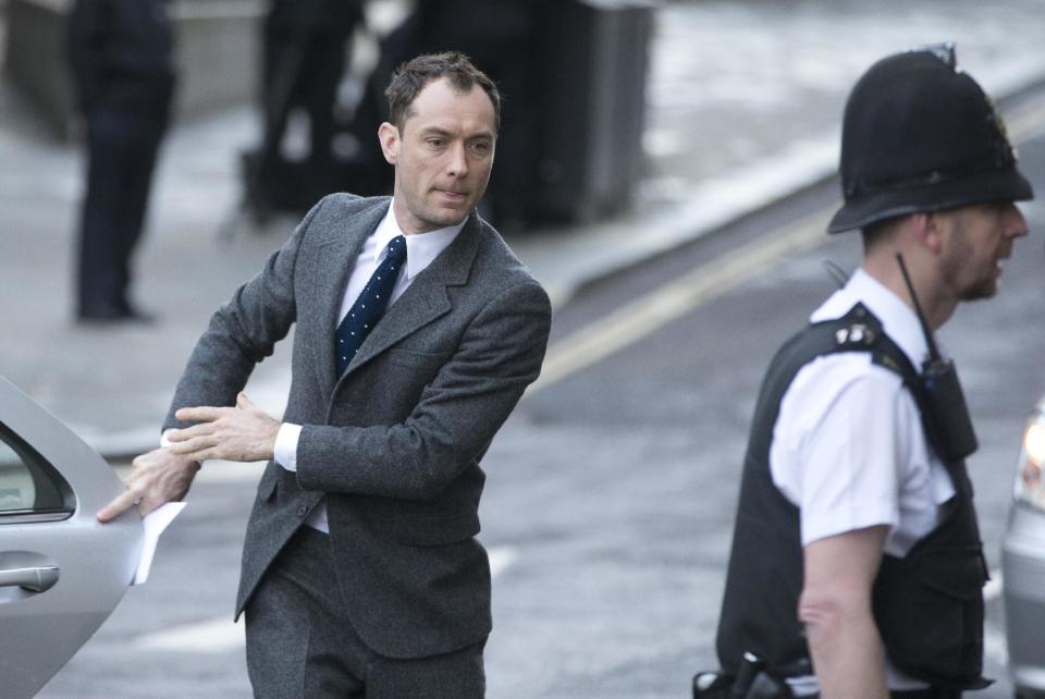 British actor Jude Law arrives at The Old Bailey law court in to give evidence at the phone hacking trial in London, Monday, Jan. 27, 2014. Former News of the World national newspaper editors Rebekah Brooks and Andy Coulson are along with several others on trial for charges relating to the hacking of phones and bribing officials while they were employed at the now closed tabloid paper.(AP Photo/Alastair Grant)