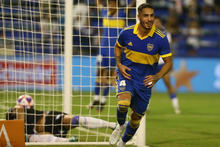Nicolás Figal convierte el segundo gol de Boca en Liniers ante Vélez