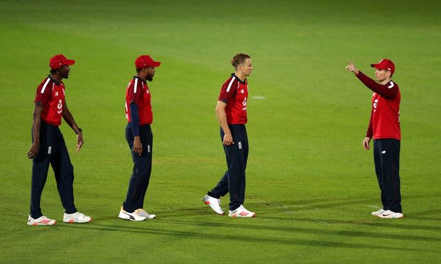 Eoin Morgan talks to his England team-mates