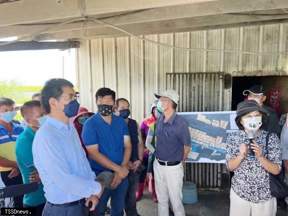 濁水溪河川高灘地多年無法向台電申請用電，水利署長賴建信親向民眾溝通協調。(記者劉春生攝)