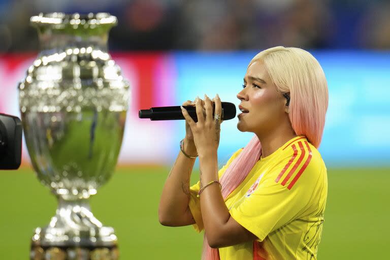 Karol G canta el himno nacional colombiano.