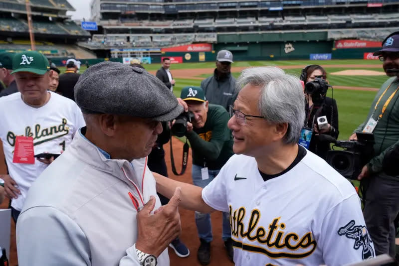 ▲MLB美國職棒奧克蘭運動家隊，今(26)日在主場舉辦「大聯盟台灣日」活動，活動也特別邀請輝達執行長黃仁勳(右1)到場開球，他穿著背號93號球衣替運動家隊開出好球。（圖／美聯社／達志影像）