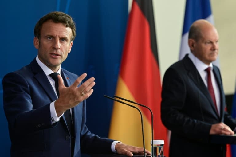 Le président français Emmanuel Macron (G) et le chancelier allemand Olaf Scholz lors d'une conférence de presse à Berlin le 9 mai 2022 - John MACDOUGALL © 2019 AFP