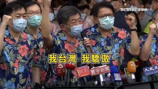 指揮官陳時中率領「防疫五月天」在墾丁大街「樂活防疫」，兩天一夜行程更逐一走訪許多店家，「最強業配王」名號當之無愧。