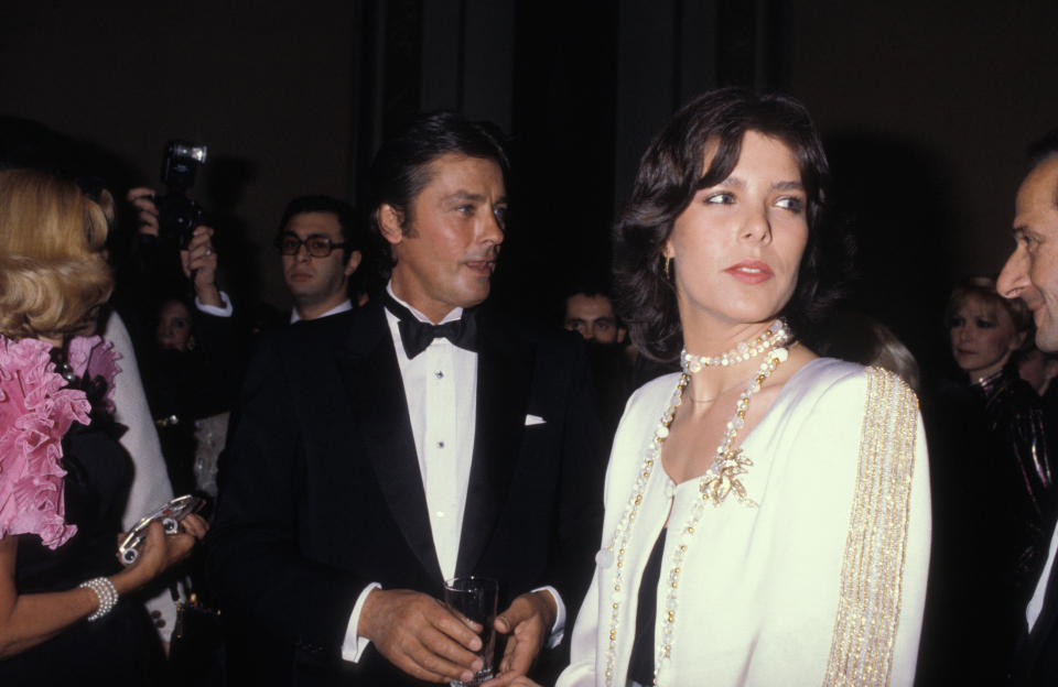 <p>Alain Delon et la princesse Caroline de Monaco à la première de 'Don Quichotte' le 11 mars 1981 à Paris, France. (Photo by Marc BULKA/Gamma-Rapho via Getty Images)</p>
