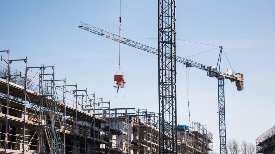 Baukräne auf einer Baustelle eines Neubaus.