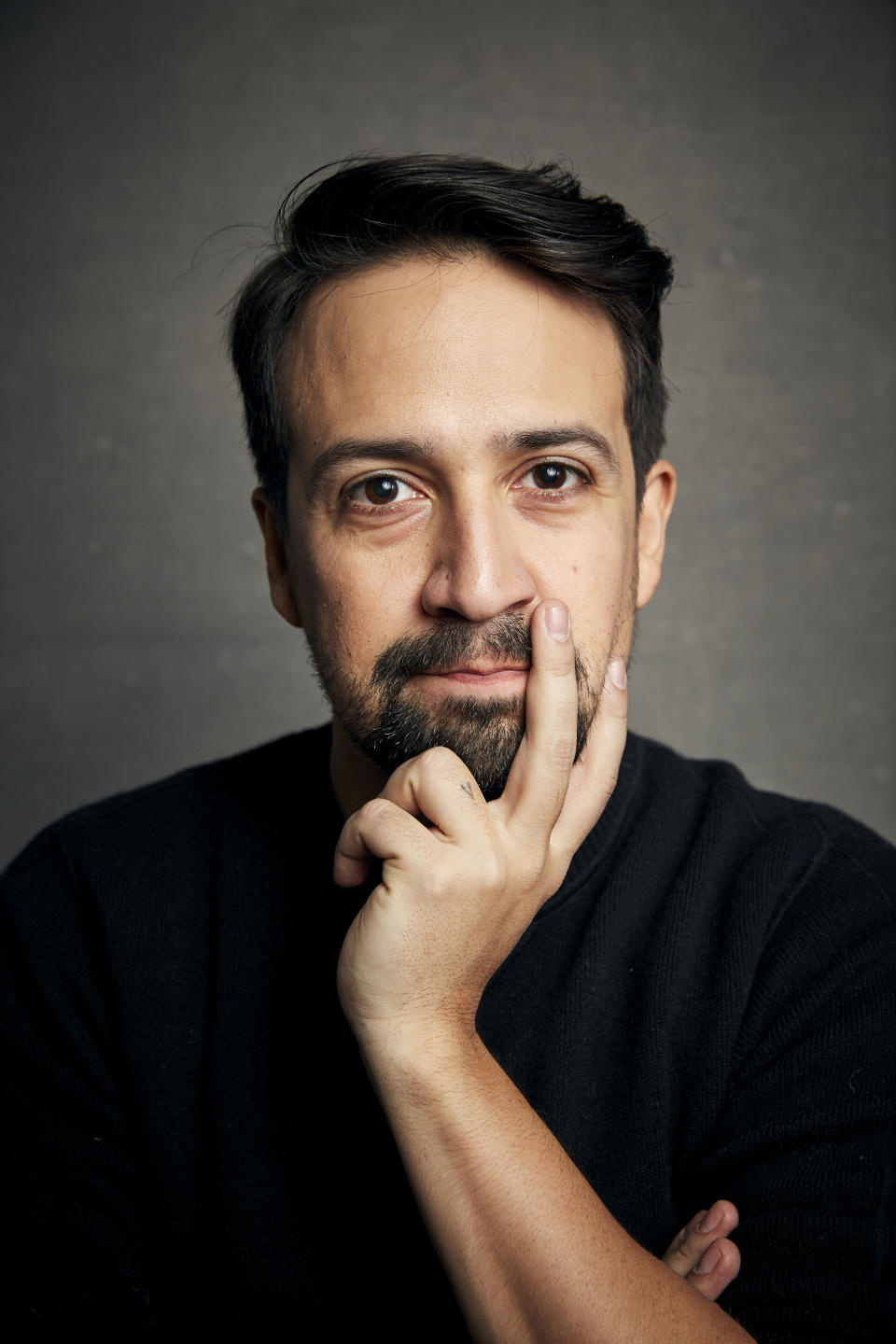 ARCHIVO- En esta fotografía de archivo del 25 de enero de 2020 Lin-Manuel Miranda posa en el Festival de Cine de Sundance en Park City. El dramaturgo, actor y compositor muestra sus impresionantes habilidades para improvisar hip hop en el documental "We Are Freestyle Love Supreme” que se estrena el viernes en Hulu. (Foto Taylor Jewell/Invision/AP, archivo)