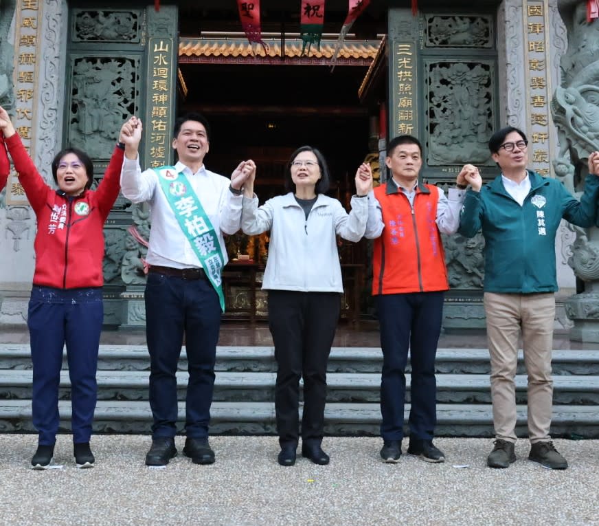 蔡英文(中)、陳其邁(右一)力挺李柏毅(左二)。   圖：李柏毅競總/提供