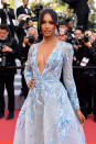 C’est dans une robe princesse bleutée et brodée ton sur ton que le top Jasmine Tookes a choisi de monter les marches. Une tenue de princesse, certes, à un détail près : son décolleté vertigineux.