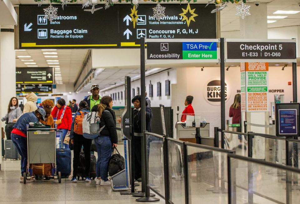 Viajeros entran en el puesto de revisión 5 del aeropuerto de Miami. La TSA anunció que están listos para hacer frente al aumento de viajeros que vuelen hacia y desde el MIA durante las fiestas de Navidad y Año Nuevo. Miércoles 20 de diciembre de 2023.