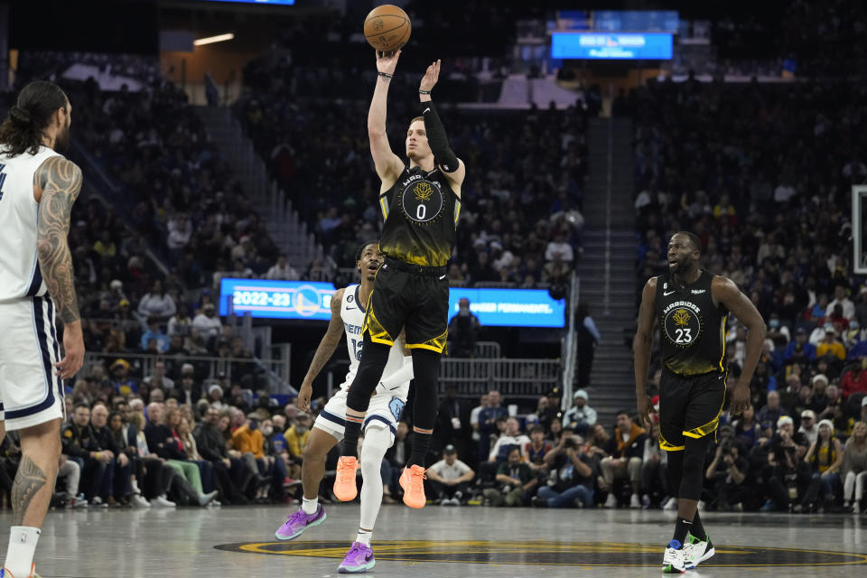 Golden State Warriors guard Donte DiVincenzo (0) shoots against the Memphis Grizzlies during the first half of an NBA basketball game in San Francisco, Sunday, Dec. 25, 2022. (AP Photo/Godofredo A. Vásquez)