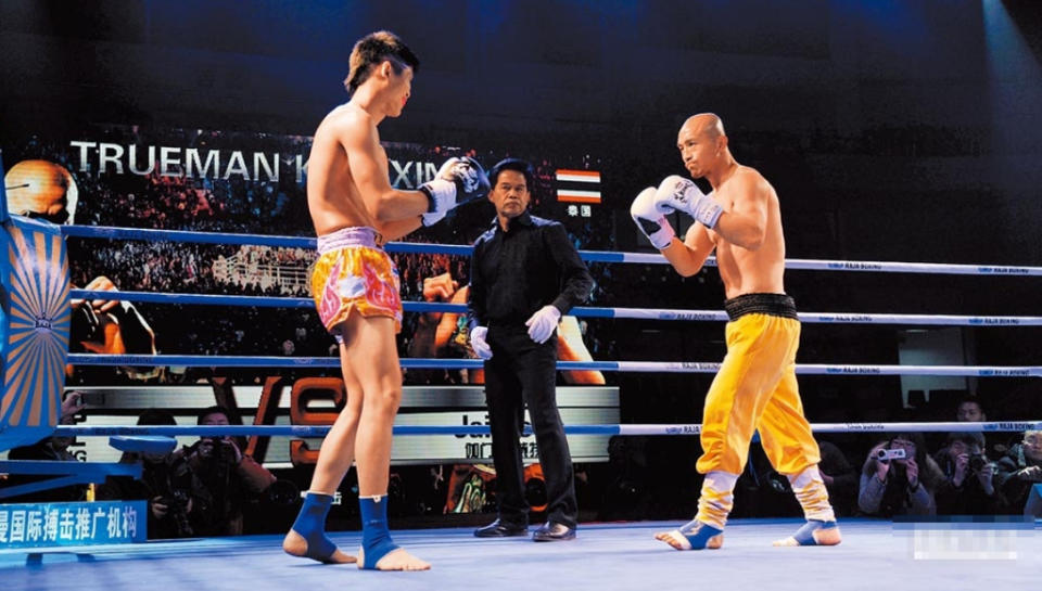圖為武僧一龍2014年迎戰泰國拳擊高手伽門·薩威特鵬。(中新社)