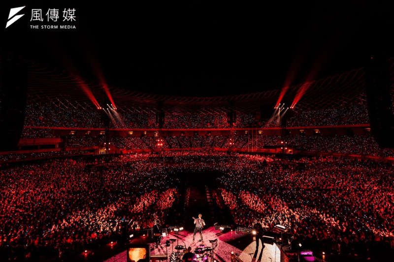 <cite>英國搖滾樂團Coldplay酷玩樂團昨日在高雄世運主場館舉辦演唱會，場內外同時間最高人數一度超過8萬人。（圖／Live Nation Taiwan 提供）</cite>