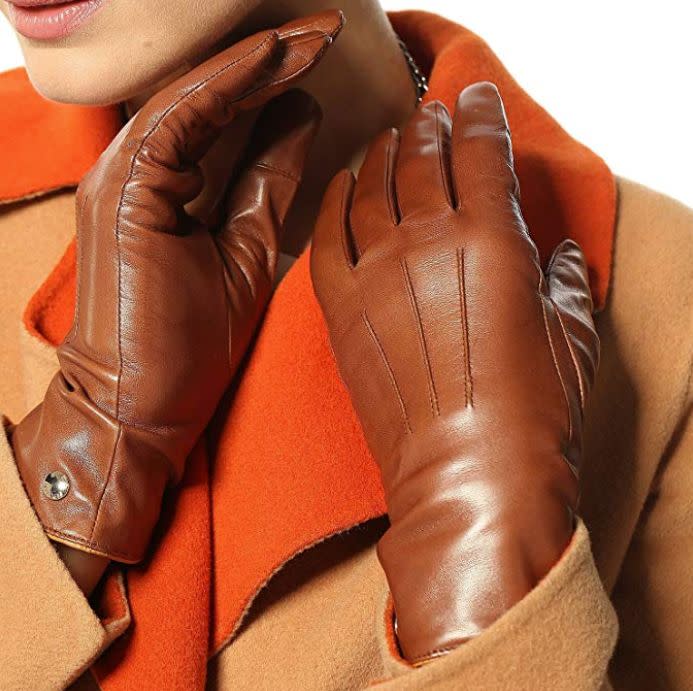 These cashmere lined gloves keep your fingers from freezing while you use your phone. Find them for $30 on <strong><a href="https://amzn.to/2MDt1RG" target="_blank" rel="noopener noreferrer">Amazon</a></strong>.