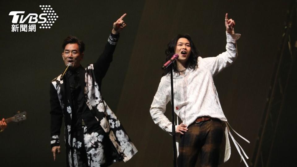 任賢齊（左）和麋先生聖皓帶著全場歌迷唱跳〈對面的女孩看過來〉。（圖／陳薈涵攝）