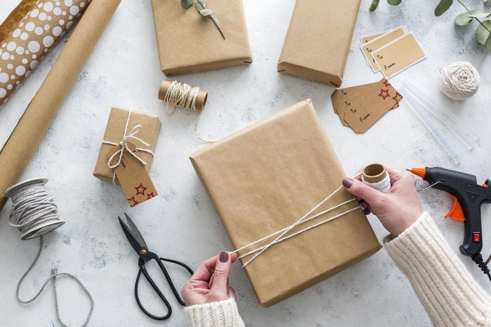 Geschenke verpacken kann manchmal schwierig sein. (Symbolbild: Getty Images)