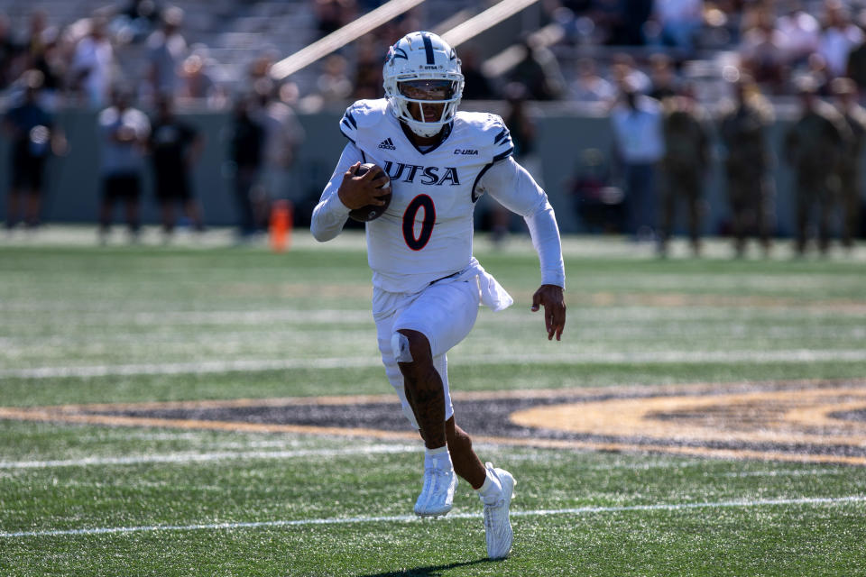 WEST POINT, NY - SEPTEMBER 10: Frank Harris #0 of the UTSA Roadrunners runs for a long gain against the Army Black Knights at Michie Stadium on September 10, 2022 in West Point, New York. (Photo by Edward Diller/Getty Images)