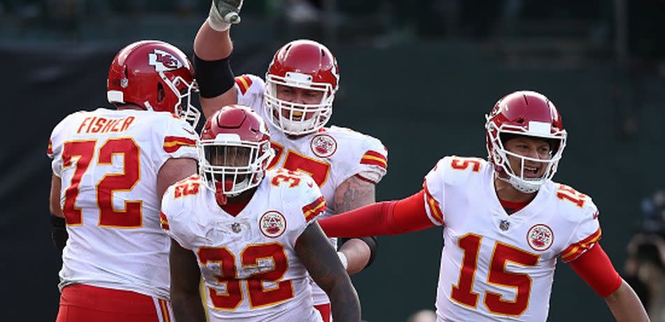 Spencer Ware #32 of the Kansas City Chiefs celebrates with Patrick Mahomes #15 after scoring against the Oakland Raiders