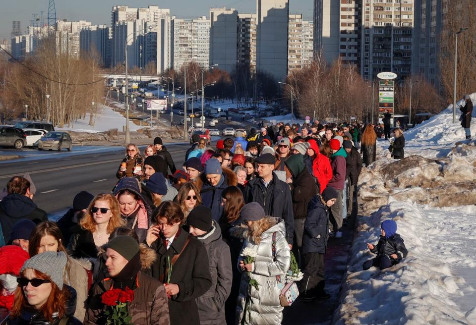 俄羅斯反對派領袖納瓦尼3月1日下葬後，2日與3日大批民眾排長龍到他墳前獻花。路透社