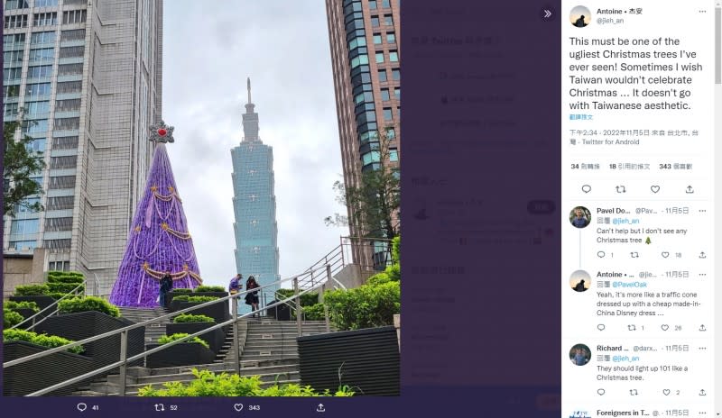 統一時代百貨廣場的聖誕樹，被比利時網友批評為世界第一醜。（圖／截取自推特）