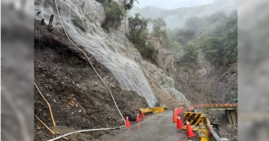 冬雨下一整夜，南投仁愛「投85線平靜橋」傳出坍方中斷，該路段之前飽受颱風侵襲摧殘，已數度中斷。（圖／翻攝畫面）