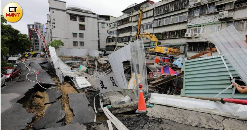 大直街94巷民宅昨日晚間驚傳下陷，當地上百位民眾遭緊急疏散。（圖／方萬民攝）