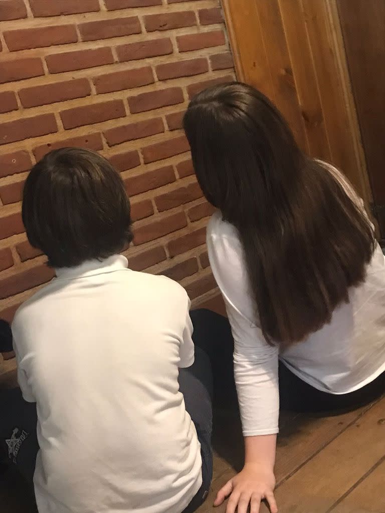 Los hermanos tienen 13 y 15 años; vivieron problemas en España y ahora en la Argentina.