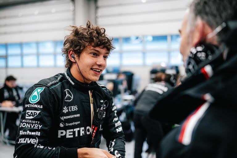 Andrea Kimi Antonelli con el buzo de Mercedes, la escudería que pretende mover piezas en Williams para probar al joven italiano y decidir si le ofrecerá su asiento libre en 2025.