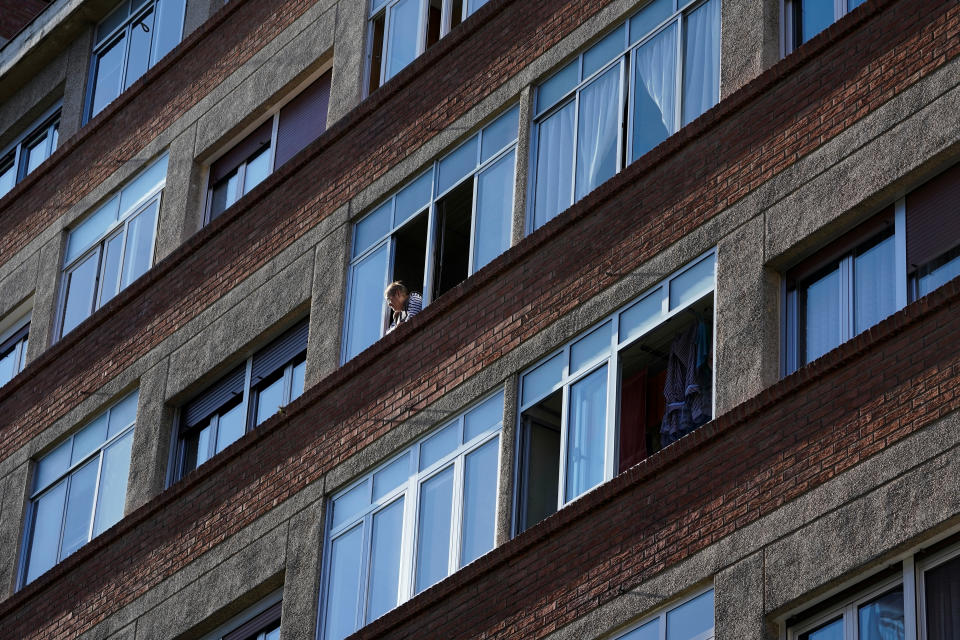 Una mujer mira por la ventana de su casa en Vitoria (Álava). (Foto: Vincent West / Reuters).