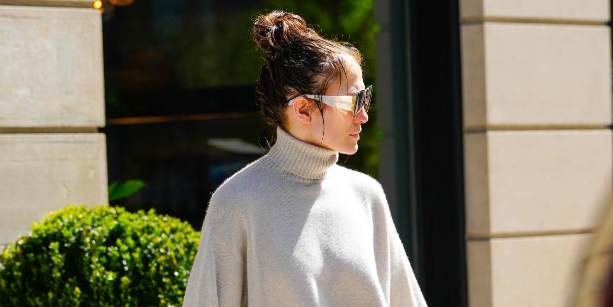 jennifer lopez in new york city wearing oversize gucci jeans and a light grey turtleneck