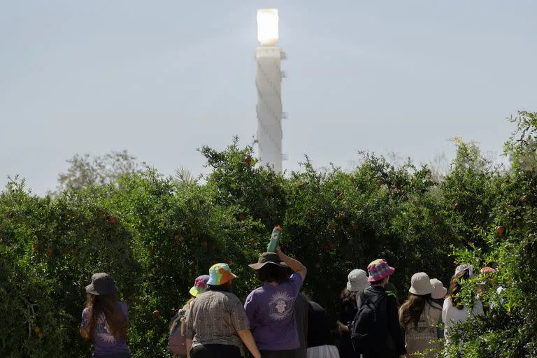 Una visita a la torre solar en Ashalim, Israel, el 4 de julio de 2022.