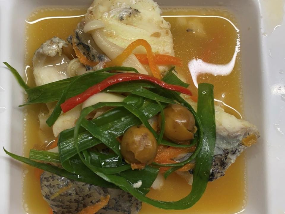 為了讓學生吃到石斑魚的美味，學校依建議，以清蒸方式料理石斑魚。（圖：屏東縣教育處提供）