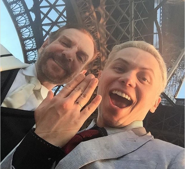 Alejandro Tommasi y Oscar Ruiz el día que se comprometieron en Paris. Crédito: Oscar Ruiz/Instagram