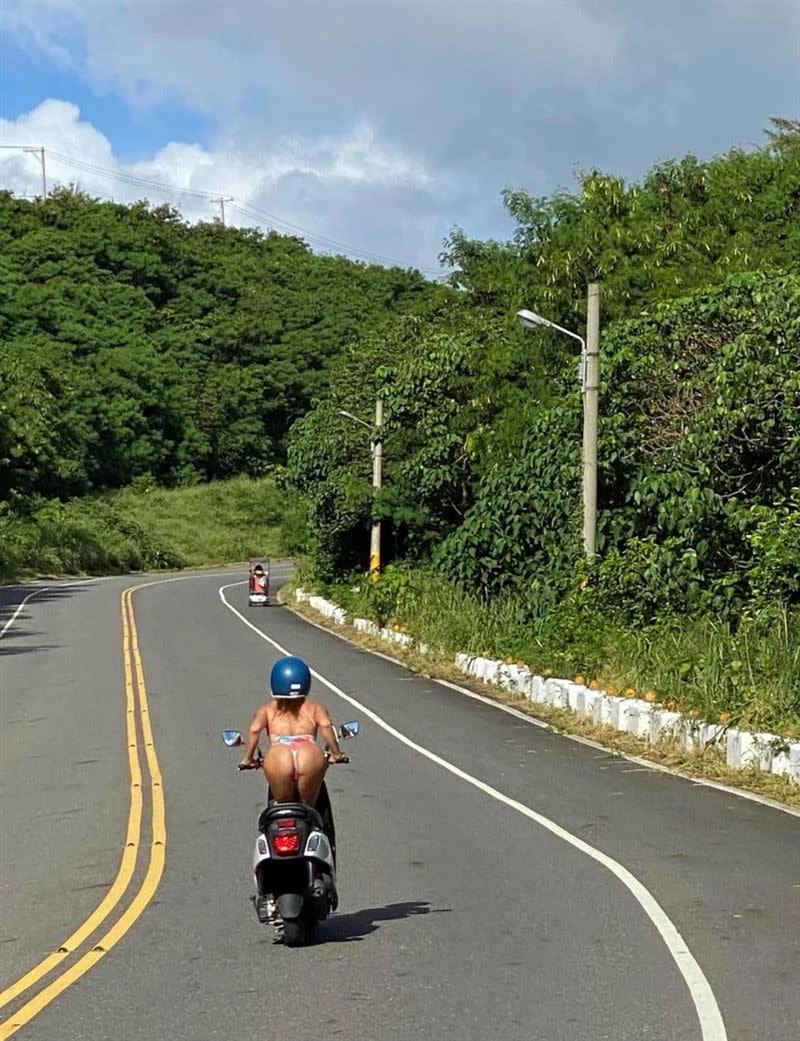 丁字褲辣妹把屁股抬起來騎車，讓「渾圓的屁股蛋」被一覽無遺。（圖／翻攝自爆廢公社）