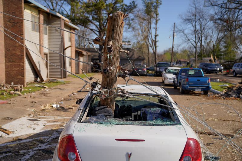 Una vista de un vehículo empalado por un poste telefónico después de un tornado, luego de que un monstruoso sistema de tormentas azotara el sur y el medio oeste el viernes, en Wynne, Arkansas, EEUU