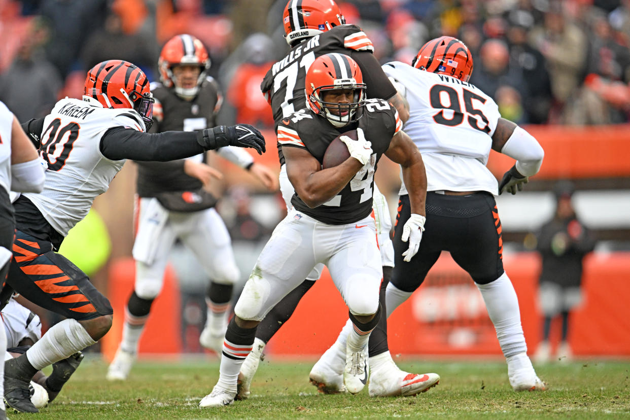 Nick Chubb of the Cleveland Browns runs through the Cincinnati Bengals defense during a game on Jan. 9, 2022. (Jason Miller/Getty Images)