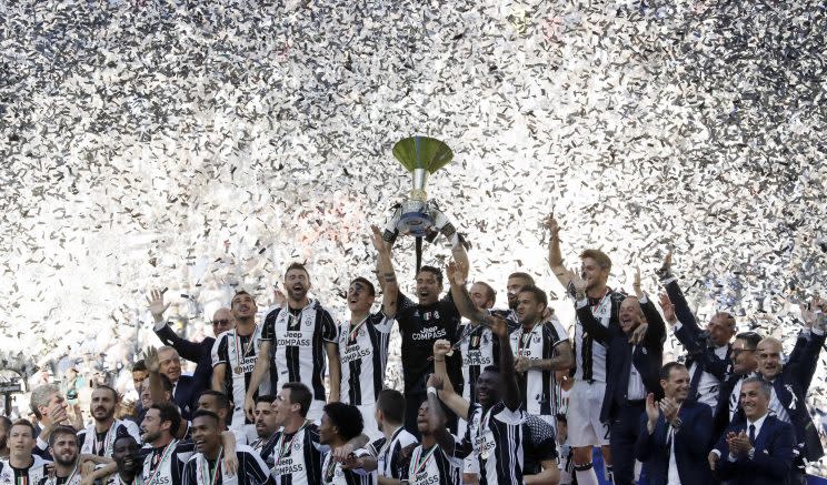 Los jugadores de la Juventus celebran su título número 33 en Serie A. (AP Photo/Antonio Calanni)