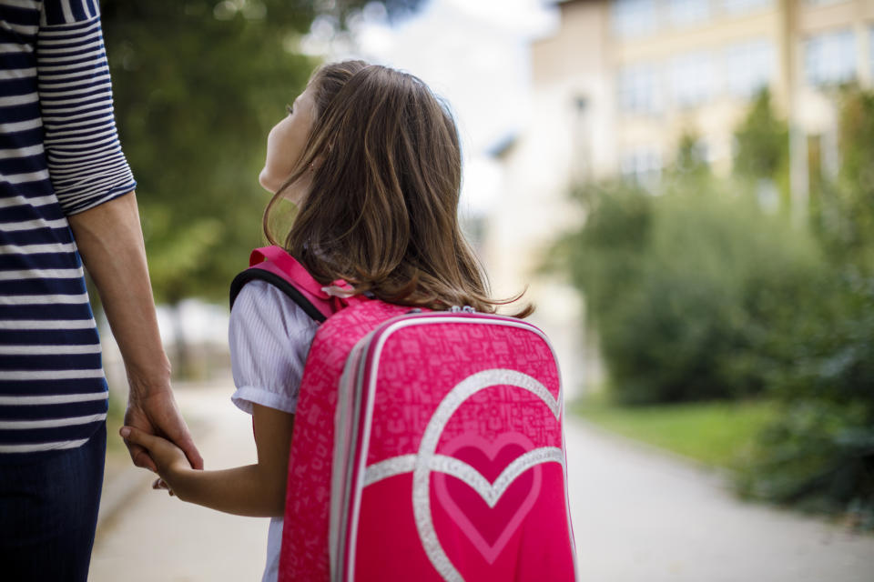 An einer Schule in den USA müssen sich Eltern künftig auch um ihren eigenen Look Gedanken machen, wenn sie ihre Kinder begleiten. (Symbolbild: Getty Images)