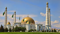 <p>Cuenta con varios museos y otras atracciones como los monumentos a la Constitución o la Independencia. También destacan la mezquita de Türkmenbaşy Ruhy (en la imagen) o el Teatro Saparmurat Turkmenbashi. (Foto: Getty Images).</p> 