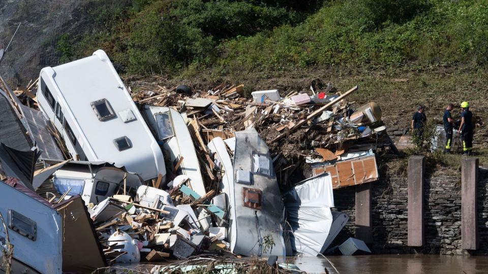 Dutzende Wohnwagen, Autos und Wohnmobile, die von der Flutwelle mitgerissen wurden, hängen zusammengequetscht an einer Ahrbrücke in Altenahr.