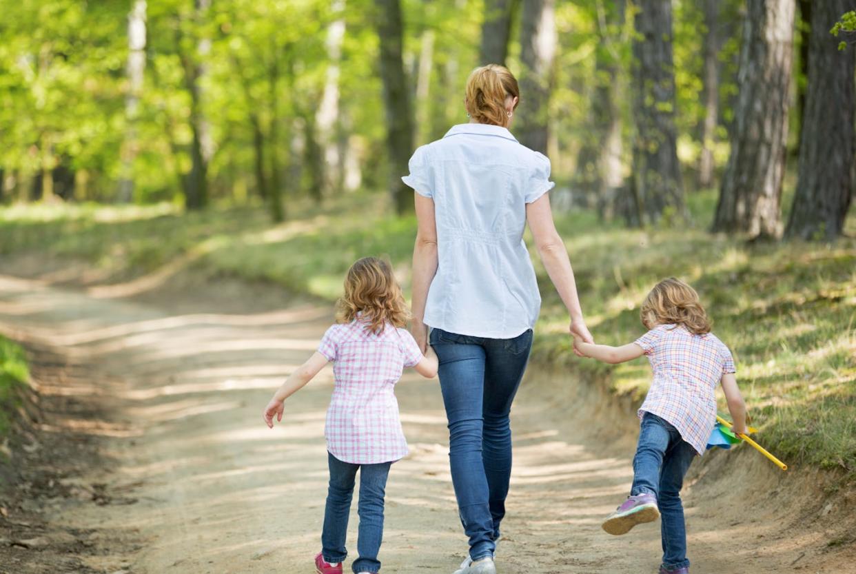 <a href="https://www.shutterstock.com/es/image-photo/mother-twin-girls-walking-forest-230078137" rel="nofollow noopener" target="_blank" data-ylk="slk:TunedIn by Westend61/Shutterstock;elm:context_link;itc:0;sec:content-canvas" class="link ">TunedIn by Westend61/Shutterstock</a>