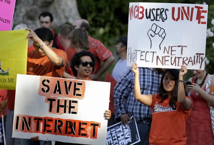 Pro-net neutrality Internet activists rally in the neighborhood where U.S. President Barack Obama attended a fundraiser in Los Angeles, California July 23, 2014. REUTERS/Jonathan Alcorn/Files