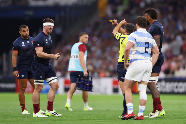 Tom Curry es expulsado a los tres minutos frente a Argentina en el primer encuentro de Inglaterra en Francia 2023; el ala, que volverá a ser titular ante los Pumas, es criticado en las redes por atribuir insultos racistas contra él a un jugador sudafricano.