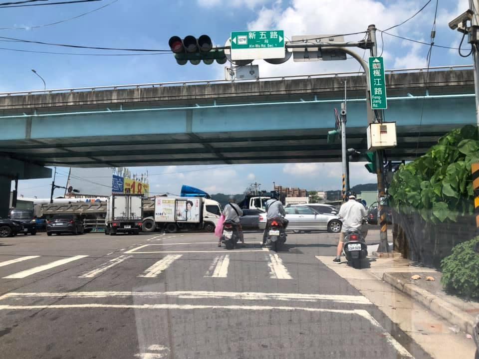 車流回堵到平面車道，物流司機傻眼「這是要怎麼送貨」。（翻攝自「爆怨2公社」臉書）