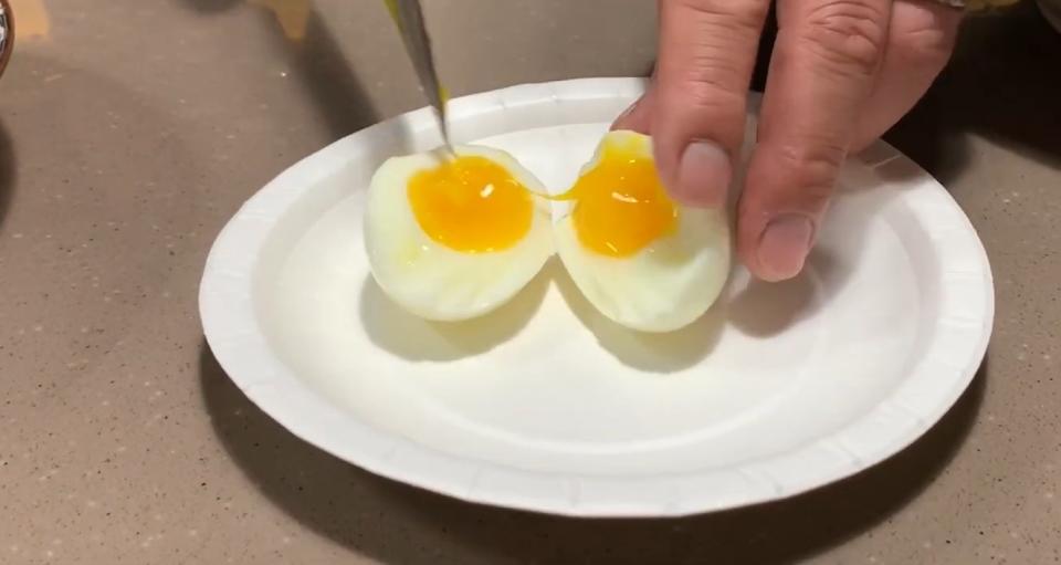 溏心蛋是利用熱傳導讓蛋黃變熟，建議選用新鮮雞蛋會比較安心。