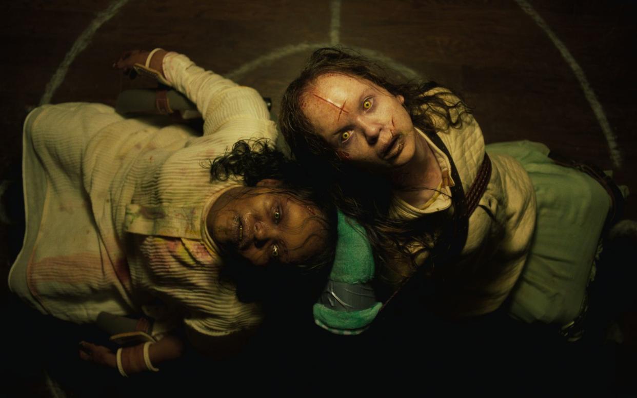 50 Jahre nach dem Horror-Meisterwerk "Der Exorzist" kommt ein (neues) Sequel ins Kino, "Der Exorzist: Bekenntnis". Im Bild: Lidya Jewett (links) und Olivia O'Neill. (Bild: Universal Studios)